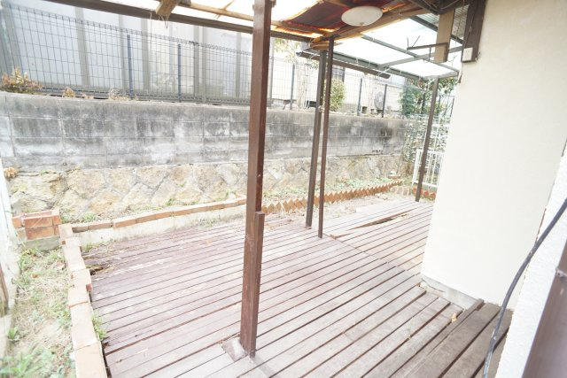 生瀬高台貸家の庭