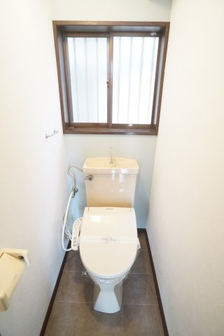 生瀬高台貸家のトイレ