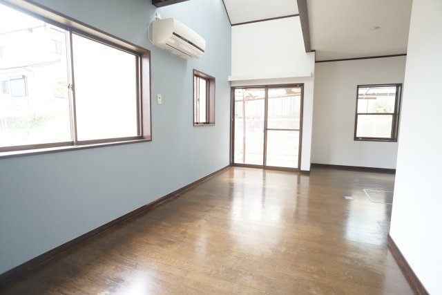 生瀬高台貸家の居間・リビング