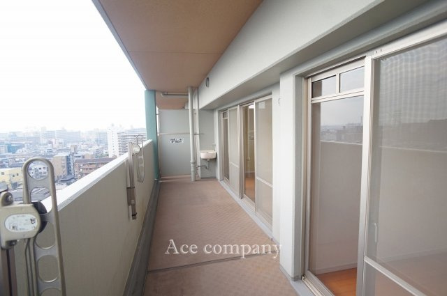 【バルコニー】 | コートヴィラージュ平野 | 最上階！十分な広さを確保した南向きのバルコニー☆陽当り＆眺望良好☆スロップシンク完備です☆