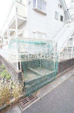 未貴ハイムＣ棟のエントランス|敷地内ごみ置場♪