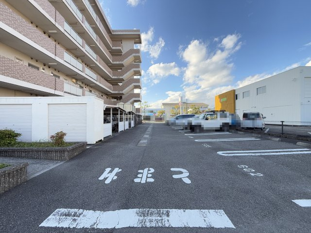 フィオーレ鏡川の駐車場