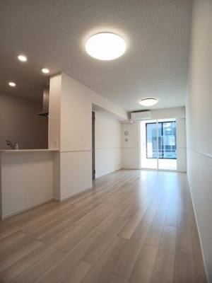 【居間・リビング】 | ソレアード・ポールⅡ | こちらの居間で趣味の時間をお楽しみください