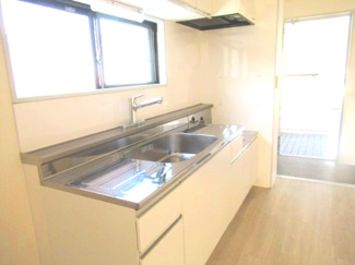 【キッチン】 | ＴＨＥ　ＳＨＯＲＥ　ＨＯＵＳＥ | 明るいキッチンです