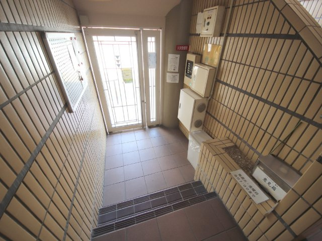 シティパレス真弓のエントランス