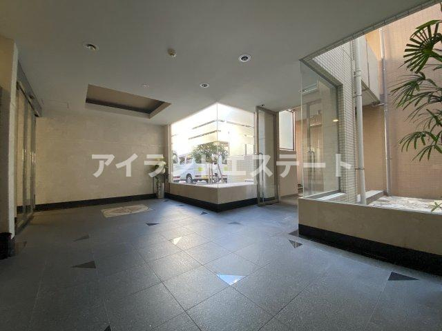 WISTERIA KOMAZAWA　床暖房　免震構造　駅近　バイク置場のロビー
