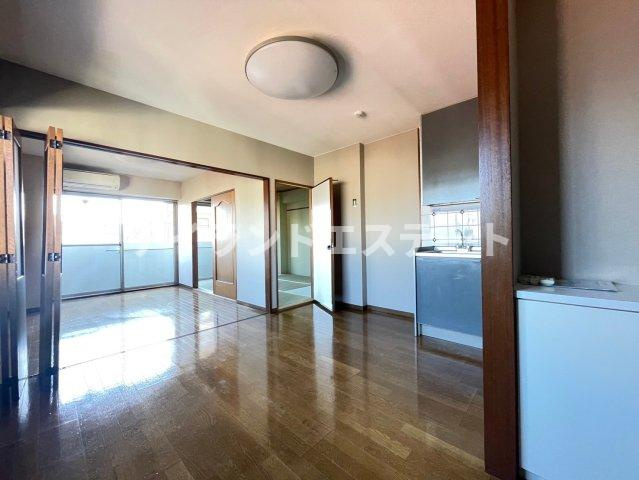 ローズマリー三軒茶屋　2人入居相談可　独立洗面台　オートロックの居間・リビング