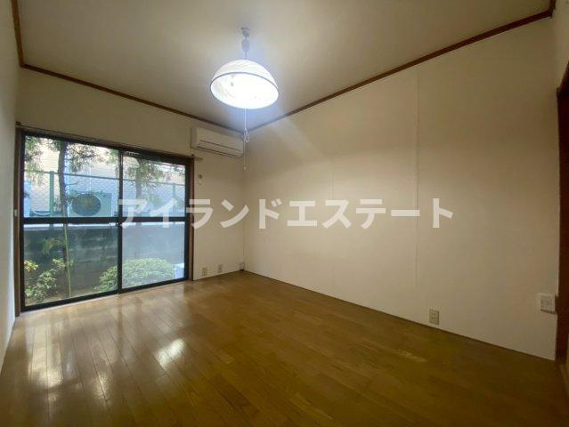 ファミール・ユイ　独立洗面台　駅近　リフォーム中の居間・リビング