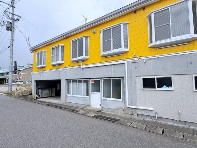 想定年間賃料　216万　想定利回り　10.9％　木造一部鉄筋コンクリート造の外観