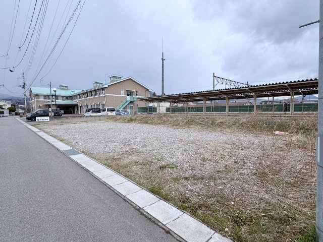 想定年間賃料　216万　想定利回り　10.9％　木造一部鉄筋コンクリート造の駐車場