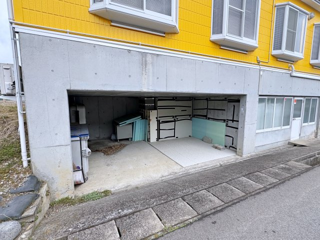 想定年間賃料　216万　想定利回り　10.9％　木造一部鉄筋コンクリート造の駐車場