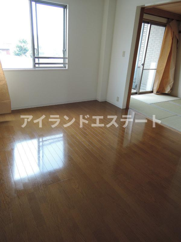 LANAI COURT CLASSIC　ファミリー向け　角部屋　オートロックの居間・リビング