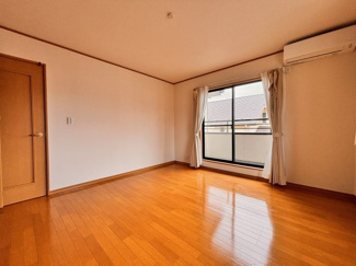 【洋室】 | 千葉市花見川区み春野1丁目中古戸建　京成本線【勝田台】駅 | 陽光あふれる明るい室内です！
収納が充実しているので、居住スペースを広く使えます！