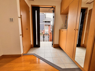 【玄関】 | 千葉市花見川区み春野1丁目中古戸建　京成本線【勝田台】駅 | 玄関はシューズインクローク付きで靴の収納が多くまとめてスッキリ収納できます！