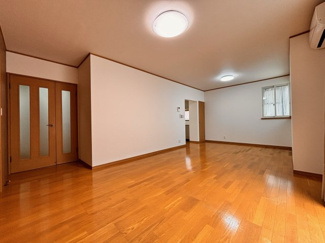 【居間・リビング】 | 千葉市花見川区み春野1丁目中古戸建　京成本線【勝田台】駅 | 落ち着きのあるナチュラルな雰囲気であたたかく明るい空間は、ご家族が自然と集まりたくなる心地よいリビングです♪