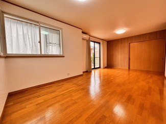 【居間・リビング】 | 千葉市花見川区み春野1丁目中古戸建　京成本線【勝田台】駅 | 和室とつなげれば、約22帖のゆったりとした広々空間に。
開放感が生まれ、家族団らんや来客時にも使い勝手の良い間取りです。