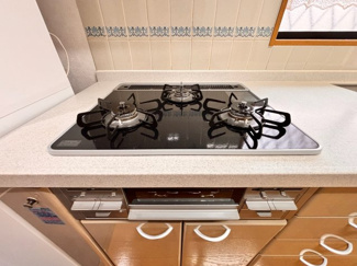 【キッチン】 | 千葉市花見川区み春野1丁目中古戸建　京成本線【勝田台】駅 | キッチンには嬉しい3口コンロとグリルコンロ付きで料理の幅が広がります♪