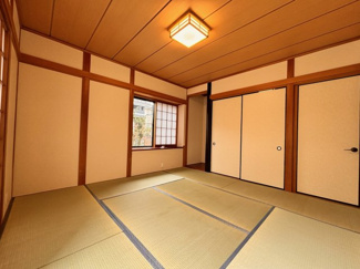 【和室】 | 千葉市花見川区み春野1丁目中古戸建　京成本線【勝田台】駅 | ゲストルームとしてはもちろん、
洗濯物を畳むちょっとした家事スペースとしても活躍しそうな和室です♪