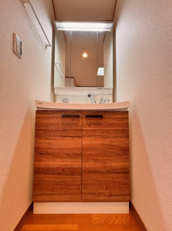 【独立洗面台】 | 千葉市花見川区み春野1丁目中古戸建　京成本線【勝田台】駅 | 2階にも廊下部分に嬉しい独立洗面台があり、忙しい朝の時間を有効活用できます！