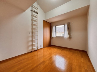 【洋室】 | 千葉市花見川区み春野1丁目中古戸建　京成本線【勝田台】駅 | 天井近い高さの可変性のある収納スペースが備えられています。好みに合わせたレイアウトを楽しめます！