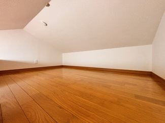 【洋室】 | 千葉市花見川区み春野1丁目中古戸建　京成本線【勝田台】駅 | ロフト付きの洋室で季節ごとに使用する洋服など大切に保管できます！