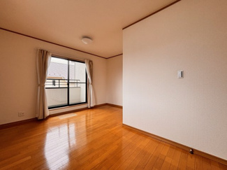 【洋室】 | 千葉市花見川区み春野1丁目中古戸建　京成本線【勝田台】駅 | 南西向きのバルコニーに面しており、朝日が差し込みます。寝室として使えば、爽やかに1日を始められそうです！