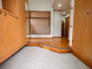 【玄関】 | 千葉市花見川区み春野1丁目中古戸建　京成本線【勝田台】駅 | 扉を開けるとホッとする空間であなたを迎えてくれます♪
明るい玄関はお客様をお出迎えするのにぴったりです！