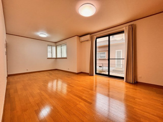 【居間・リビング】 | 千葉市花見川区み春野1丁目中古戸建　京成本線【勝田台】駅 | 大きな窓からたっぷりの陽光と風を感じられるリビングで家族の笑顔が自然と生まれてくる、そんな雰囲気のダイニングに仕上がっています！