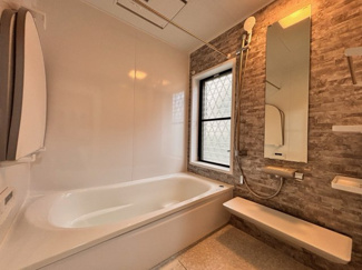 【浴室】 | 千葉市花見川区み春野1丁目中古戸建　京成本線【勝田台】駅 | 1日の疲れをリフレッシュできる快適なバスタイムを演出し,広めの浴槽でリラックスしたひとときをお過ごしいただけます！