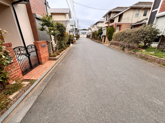 【前面道路含む現地写真】 | 千葉市花見川区み春野1丁目中古戸建　京成本線【勝田台】駅 | 前面道路6ｍと広く車もスムーズに駐車可能です！