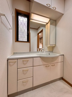 【独立洗面台】 | 千葉市花見川区み春野1丁目中古戸建　京成本線【勝田台】駅 | 使い勝手の良い洗面台で、朝の準備もスムーズにこなせます！
収納も豊富で朝の支度も快適に行えますね♪