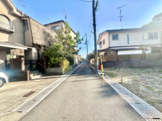 【前面道路含む現地写真】 | 宇治市莵道丸山　注文住宅　建築条件なし　土地 | 緑豊かな住宅地です。スーパーやドラッグストアが徒歩5分圏内にあるので毎日のお買物もスムーズです。