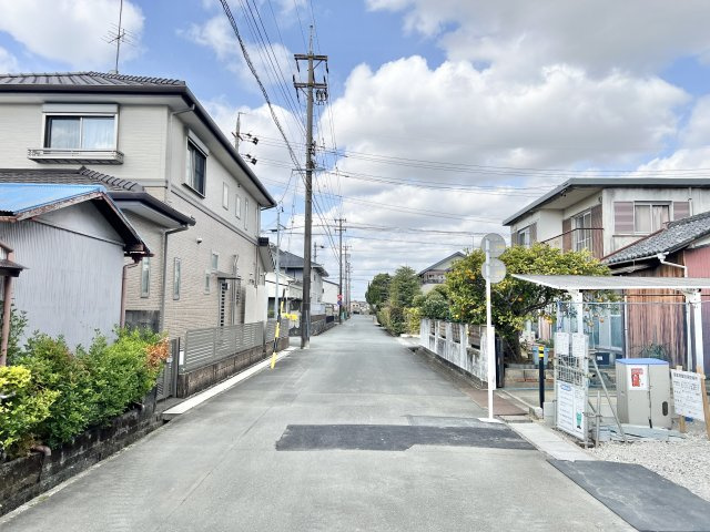 浜松市中央区大瀬町第1期2号棟の前面道路含む現地写真|西を向いて撮影しました。