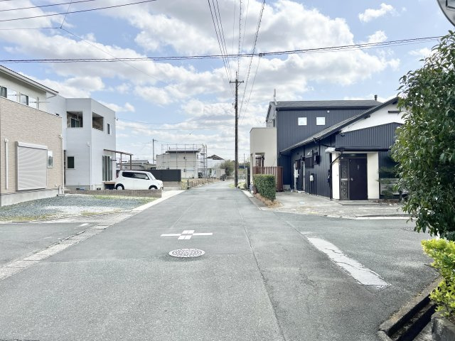 浜松市中央区大瀬町第1期2号棟の前面道路含む現地写真|東を向いて撮影しました。