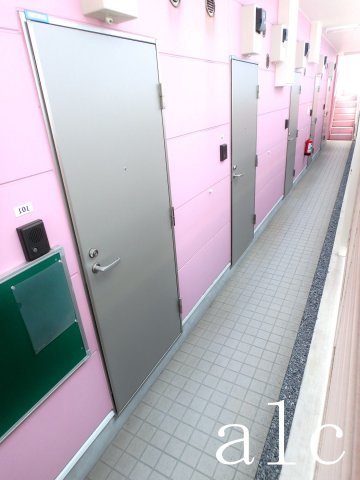 シェスタミモザのセキュリティ|エントランス上部24時間稼働の防犯カメラです。