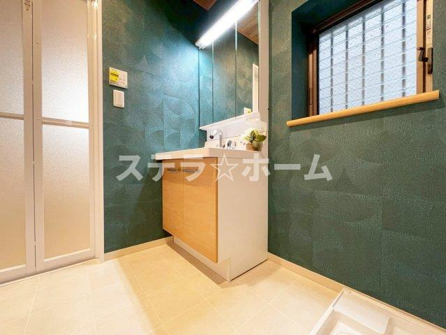 北江口4 中古戸建の独立洗面台|独立洗面台、小物を置くことができて便利です