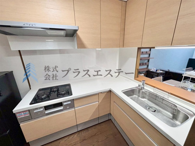 【キッチン】 | プレステージ西明石Ⅷ | 短い移動距離で効率的に作業できるL字キッチンを採用♪広い作業スペースと豊富な収納も魅力♪