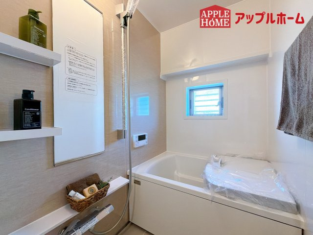 [中古マンション] さいたま市大宮区吉敷町団地 1号棟の浴室|窓付きのバスルームは、採光もあり明るく気持ちの良い空間です。窓があることで、換気環境も良好。掃除もスムーズに出来ます