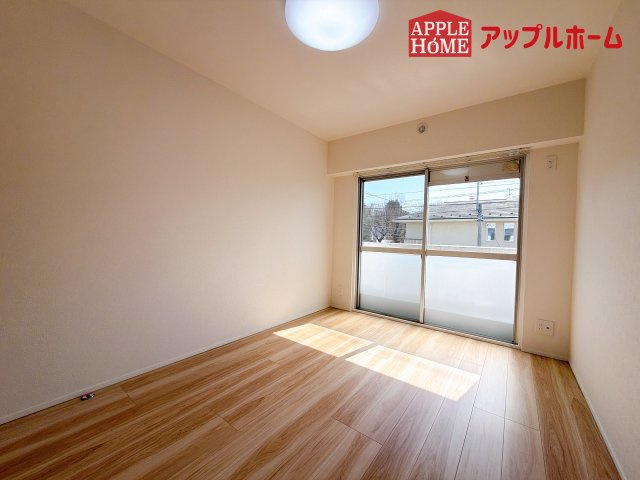 [中古マンション] さいたま市大宮区吉敷町団地 1号棟の洋室|居室は全室収納あり！たっぷりある収納活用でお部屋もキレイを保てます♪