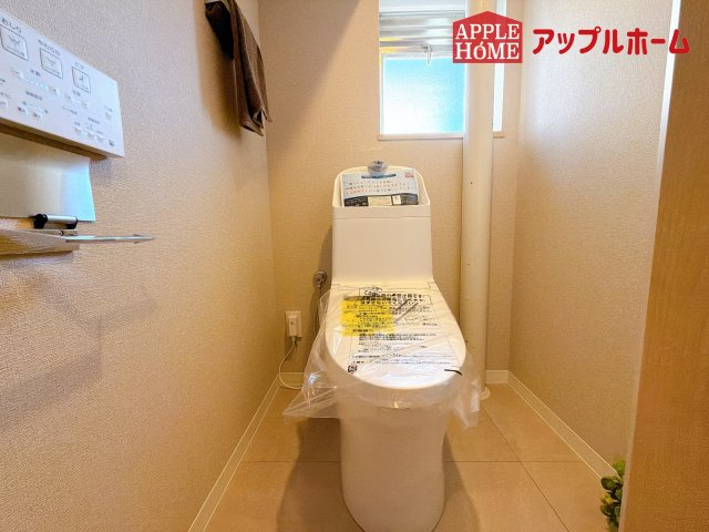 [中古マンション] さいたま市大宮区吉敷町団地 1号棟のトイレ|白を基調とした清潔感のある明るい空間。温水洗浄便座付きで、毎日快適・清潔に使用できます。操作しやすい壁面リモコンを採用しています。