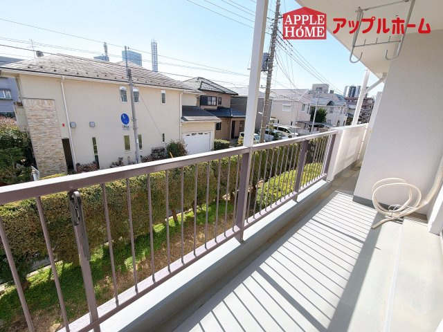 [中古マンション] さいたま市大宮区吉敷町団地 1号棟のバルコニー|家族分の洗濯物もしっかり干せます。日当たりも良く、毎日のお洗濯が楽しくなりそう♪お布団は手軽に干せていつもポカポカに☆