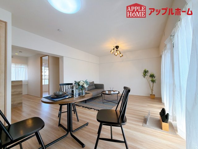 [中古マンション] さいたま市大宮区吉敷町団地 1号棟の居間・リビング|窓から差し込む光で家族を温かく包み込みます。明るいリビングで子育てする喜びを☆いつでも見学可能です！