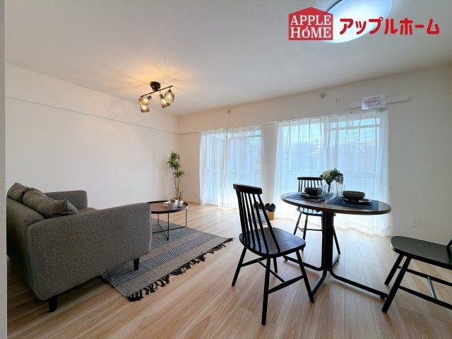 [中古マンション] さいたま市大宮区吉敷町団地 1号棟の居間・リビング|明るい日差しがさすリビングは、家族の憩い空間。お庭を眺めながら、毎日話が弾みそうですね♪