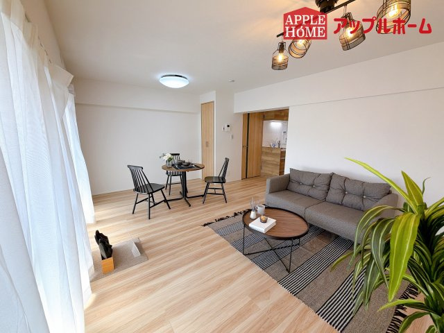 [中古マンション] さいたま市大宮区吉敷町団地 1号棟の居間・リビング|大きな窓のあるリビングは、陽光あふれる明るい空間です。居心地良く、ご家族皆がゆったり寛げる憩いの空間となりそうです。