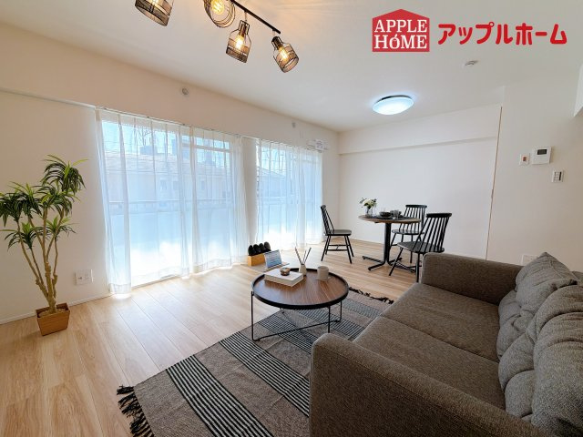 [中古マンション] さいたま市大宮区吉敷町団地 1号棟の居間・リビング|大空間リビングは毎日家族が笑顔で生活する空間であるリビング。広さと明るさには拘ってほしい空間です。お子様の成長に合わせて家具の配置なども広いからこそ可能です。