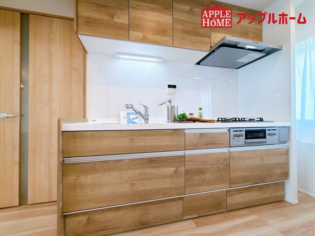 [中古マンション] さいたま市大宮区吉敷町団地 1号棟のキッチン|見栄えもよくお手入れもスムーズに出来ます。豊富な収納力もございますので、キッチンスペースをスッキリとお使い頂けそうです。