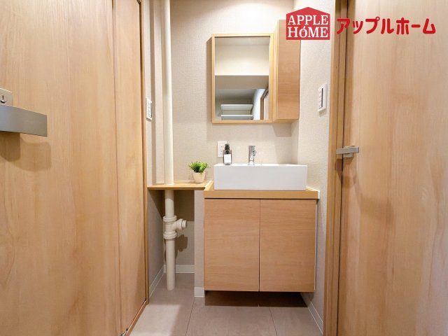[中古マンション] さいたま市大宮区吉敷町団地 1号棟の独立洗面台|ゆとりの洗面スペースで朝の身支度も快適スムーズに。３面鏡で髪のセットやお化粧もストレスなくこなせ、朝から気分良く通勤通学に向かえそうですね！鏡の裏にはたっぷりと収納スペースを標準装備