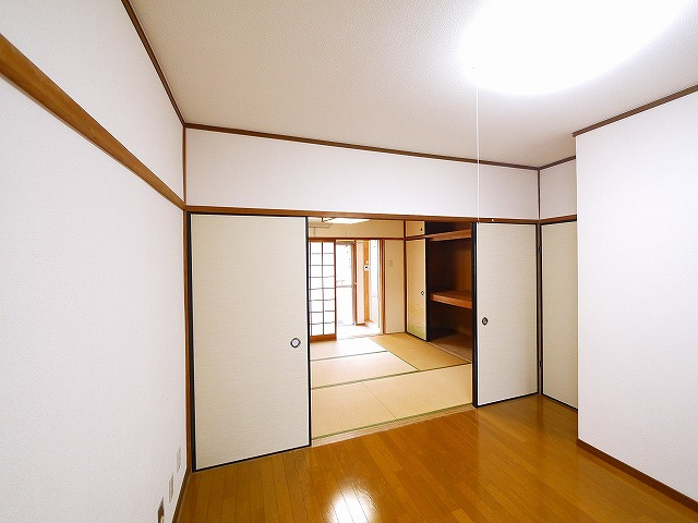 グランコートⅡ番館の洋室|落ち着いた色調の洋室です