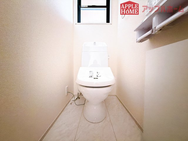 [新築住宅] 深谷市宿根 第3 全1棟のトイレ|白を基調とした清潔感のある明るい空間。温水洗浄便座付きで、毎日快適・清潔に使用できます。操作しやすい壁面リモコンを採用しています。