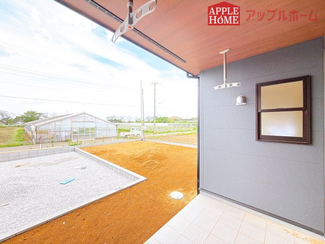 [新築住宅] 深谷市宿根 第3 全1棟のバルコニー|奥行を広めに取ったバルコニー♪家族分の洗濯物もしっかり干せます。日当たりも良く、毎日のお洗濯が楽しくなりそう♪